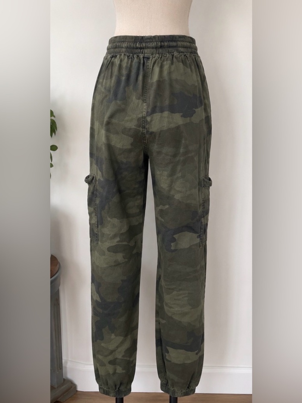 Hollister Ultra High-Rise Camo Cargo Joggers – Women’s XS - Picture 3 of 6
